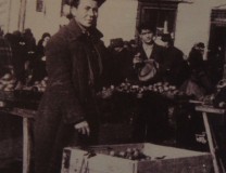 Mosze Wurcel Majer, sprzedawca owoców na rynku w Nowym Sączu. Fotografia eksponowana w synagodze.