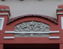 Jeden z ornamentów, nad wejściem głównym. Fot. ŁP. 