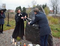 Uroczyste odsłonięcie pomnika na cmentarzu ewangelickim w Nowym Sączu. Odsłonięcia dokonał ks. Dariusz Chwastek (proboszcz) oraz Wojciech Piech (zastępca Prezydenta Miasta). 29 października 2017 r. 