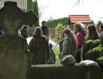 Na początku października odbył się spacer śladami historii Dąbrówki Niemieckiej. Rozpoczeliśmy go na cmentarzu ewangelickim. 