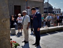 Uroczystość likwidacji getta w Gorlicach. Pod pomnikiem pamięci Ofiar Holokaustu kwiaty składa Burmistrz Rafał Kukla. 19 sierpnia 2017 r. 