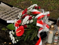 Kwiaty i znicze w Białej Niżnej, w dniu 75. rocznicy egzekucji 360 osób i likwidacji getta w Grybowie. 20 sierpnia 2017 r 