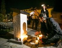 Zapalenie świateł pamięci w trakcie Apelu w dniu 75. rocznicy likwidacji getta w Nowym Sączu. 23 sierpnia 2017 r. 