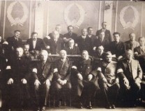 Członkowie Judenratu w Nowym Sączu. W pierwszym rzędzie, czwarty od lewej siedzi Kalman Sieradzki. To ostatnie zdjęcie sądeckiego cukiernika. Zbiory Władysława Żaroffe.  