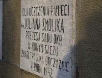 Tabliczka pamięci dr. Juliana Smolika na sądeckim cmentarzu przy ul. Rejtana. 
