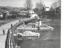 Tymczasowa przeprawa przez rzekę po wysadzeniu przez Niemców starego mostu. Nowy powstanie dopiero w 1958 r. 
Archiwum R. Bobrowskiego. 
