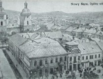 Przedwojenny widok na kamienicę, a przed nią tłum ludzi. Obok charakterystyczny hełm Banku Mieszczańskiego. 
Fot. z arch. R. Bobrowskiego. 