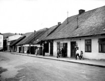 Rynek w Limanowej w 1961 r. - typowy sztetl.
Fot. Yad Vashem. 