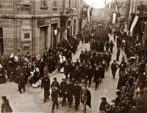 Manifestacja na ul. Jagiellońskiej - prawdopodobnie 1918 r. 
Fot. ze zbiorów rodziny Celewiczów. 