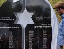 Moment odsłonięcia Pomnika w Krościenku - symbolicznego odsłonięcia dokonali potomkowie miejscowych Żydów. Czerwiec 2018 r. 