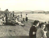 Żydówki na łące przy Dunajcu w czasie wojny - prawdopodobnie 1940-1941 r. W tym samym miejscu dokonano likwidacji getta (23.08.1942 r.). Ze zbiorów Łukasza Biedki. 