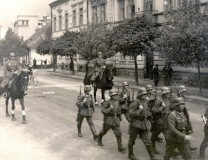 Wojska niemieckie maszerują ul. Jagiellońską. Wrzesień 1939 r. Fot. ze zbiorów Yad Vashem.