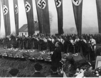 Pogrzeb niemieckich dywersantów w Dąbrówce Niemieckiej. Fot. NAC.