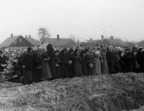 Pogrzeb niemieckich dywersantów w Dąbrówce Niemieckiej. Fot. NAC. 