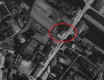 Zdjęcie lotnicze Piekła z czasów II wojny światowej. W kółku została zaznaczona kamienica przy ul. Kochanowskiego 15. 