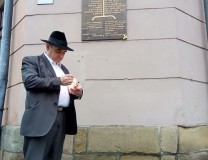 Tedy Fisch - potomek sądeckich Żydów zapala znicz w dniu 77. rocznicy Akcji Kwietniowej - Nowy Sącz, 29 kwietnia 2019 r. 