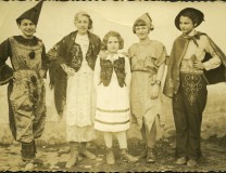 Przebierańcy purimowi w Trzebini - 1938 r. Fot. ze zbiorów Yad Vashem. 
