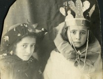 Dzieci przebrane w stroje purimowe - Obertyn, przed wojną. Fot. ze zbiorów Yad Vashem. 