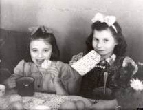 Dziewczynki zajadające mace - zdjęcie ze zbiorów Yad Vashem. 