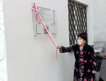 Odsłonięcie tablicy na miejskiej bibliotece - wrzesień 2020 r.